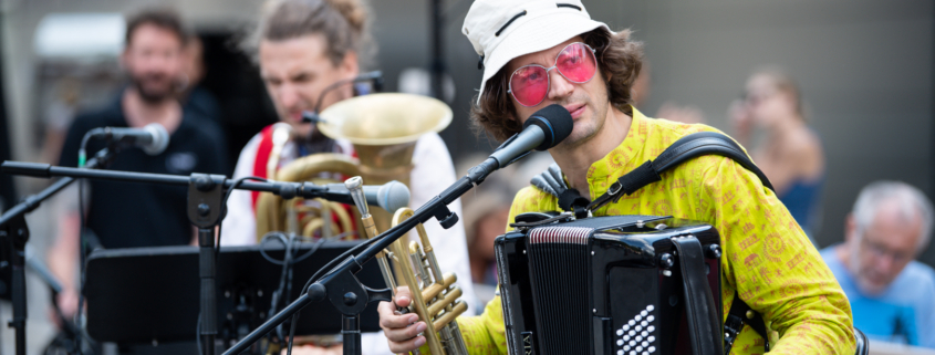 Musiker spielt Trompete und Akkordeon beim Alpenrausch Festival im Gasteig HP8
